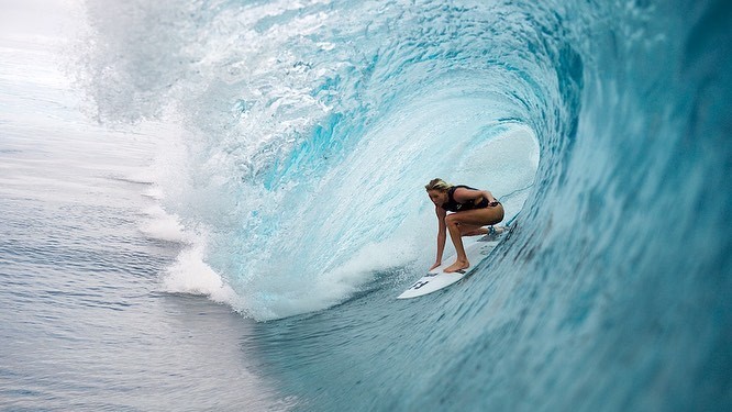 Australian surfer Laura Enever sets world record after catching